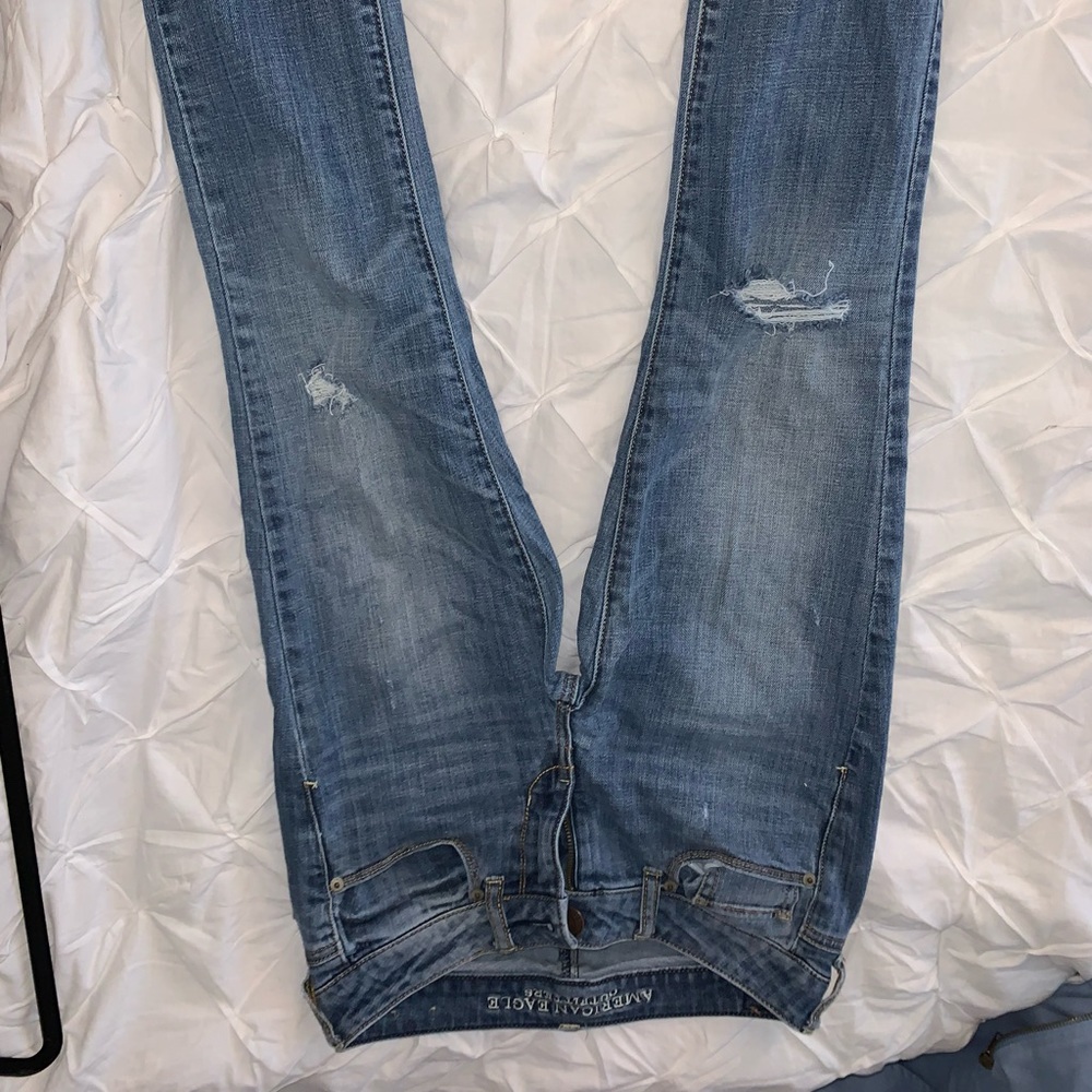 💙 Medium rise lightly ripped jeans